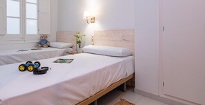 5 bedrooms, free WiFi - Spacious Historic House in Palamós Old Town - Sleeps 10 (Palamós)