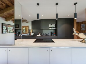 Kylskåp, mikrovågsugn, ugn och diskmaskin