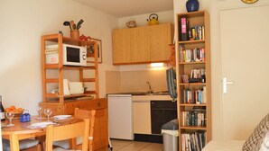 Interior - Beachside 2-Room Apartment with Cabin, Loggia, Parking - Sleeps 4, 300m from La Favière Beach (Bormes-les-Mimosas)