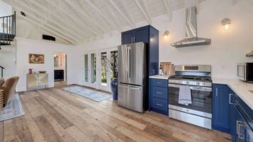 雪櫃、微波爐、焗爐、爐具