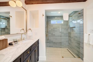 Dusch, hårtork och handdukar