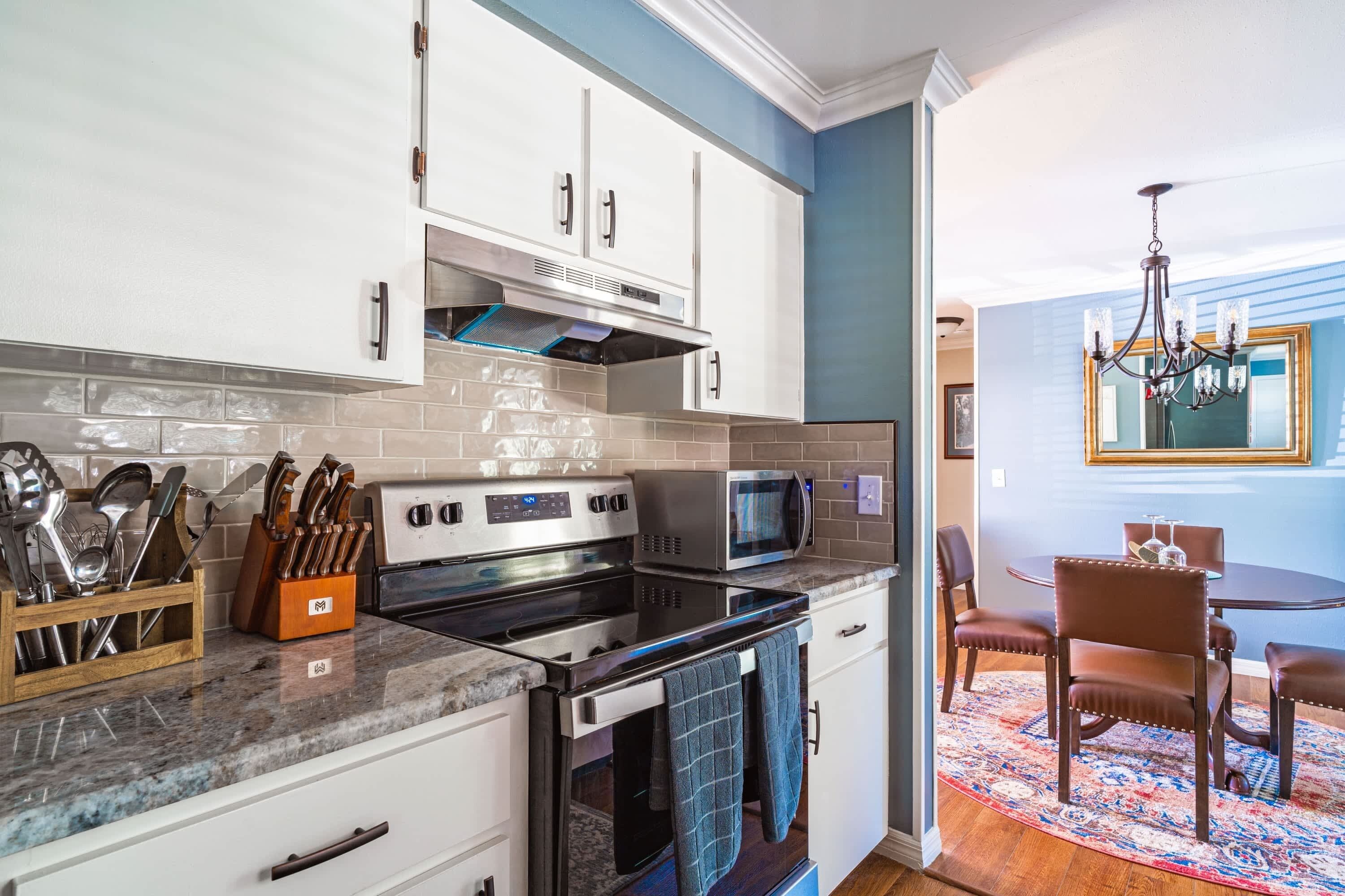 Jääkaappi, mikroaaltouuni, uuni, liesi