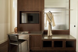 Kamer (Extra Extra Large) | Een minibar, een bureau, een laptopwerkplek, een strijkplank/strijkijzer
