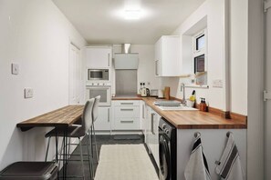 Fridge, microwave, oven, stovetop - Cosy Full Home | Serviced Apt | Free Parking | (Messingham)