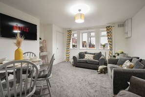 TV - Cosy Full Home | Serviced Apt | Free Parking | Walk to Amenities (Messingham)