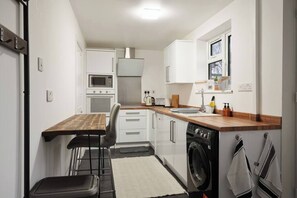 Fridge, microwave, oven, stovetop - Cosy Full Home | Serviced Apt | Free Parking | (Messingham)