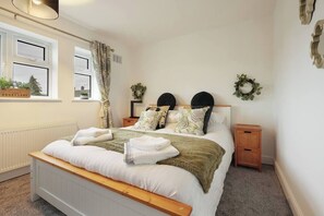 2 bedrooms, iron/ironing board, WiFi, bed sheets