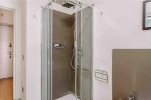 Dusche, Haartrockner, Bidet, Handtücher
