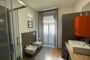Douche, sĂšche-cheveux, bidet, serviettes fournies