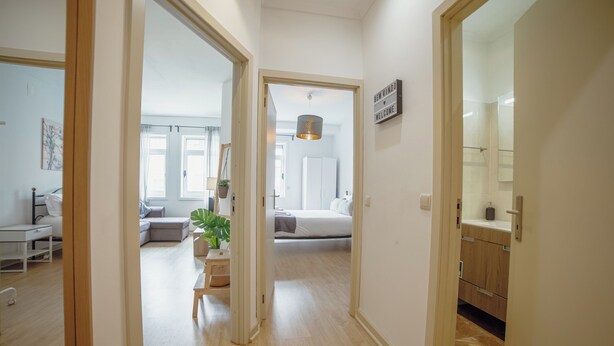 A modern apartment with a living room, a bedroom, and a kitchen area. - Alegria Flat City Center by Vacationy (Porto)