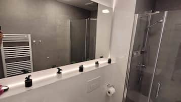 Secadora de cabello, toallas, jabón, papel de baño