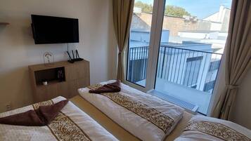 1 dormitorio, tabla de planchar con plancha, wifi y ropa de cama