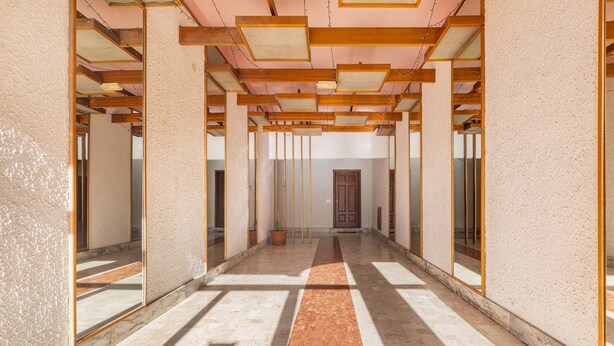 A corridor with mirrored walls, wooden beams, and a marble floor. - 3688 Casa Fortuna by Barbarhouse (Gallipoli)
