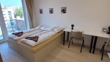 1 dormitori, planxa i posts de planxar, wifi i roba de llit