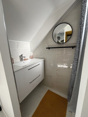 Douche, séchoir à cheveux, serviettes fournies, savon