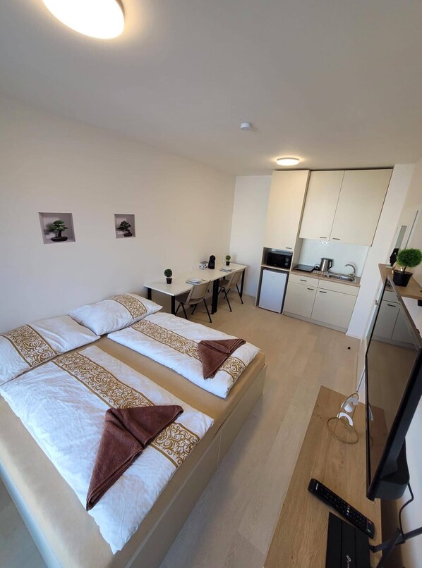 1 habitación, tabla de planchar con plancha, wifi y ropa de cama