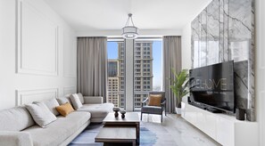 디럭스 아파트 | 거실 공간 | 케이블 채널 시청이 가능한 70인치 스마트 TV, 넷플릭스, 스트리밍 서비스