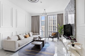 Leilighet – deluxe | Oppholdsområde | En 70-tommers smart-TV med kabel-kanaler samt Netflix