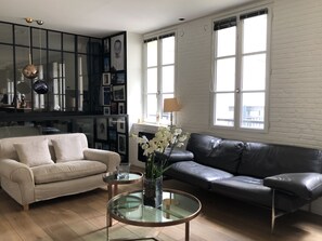 Smart TV - Appartement Avec Terrasse Ensoleillée au Calme (Paris)