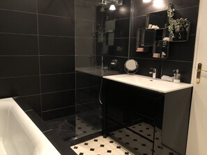 Hårføner, håndklær, såpe og sjampo