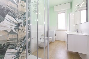 Shower, hair dryer, towels - MGH Family Apartment Sirmione (Sirmione)