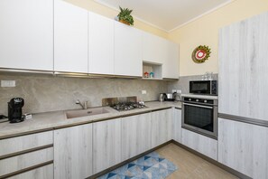 Refrigerador, microondas, horno, lavavajillas