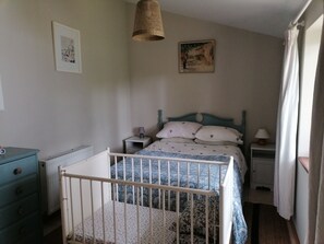 2 Schlafzimmer, Reisekinderbett, kostenloses WLAN, Bettwäsche