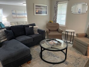 スマートテレビ、暖炉、テーブルサッカー台、書庫