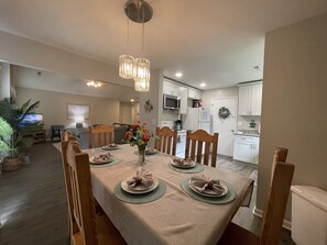 Dining - Discounted Charleston 2 King Suites Hot Tub Games2 (North Charleston)