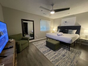 3 habitaciones, escritorio y tabla de planchar con plancha