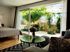 1 bedroom, iron/ironing board, travel cot, free WiFi - Villa Grande Vista - Lovely Apartment w/ private mediterranean patio & sea view (Okrug Gornji)