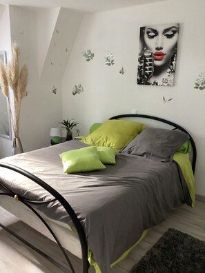 4 slaapkamers, een strijkplank/strijkijzer, gratis wifi, beddengoed