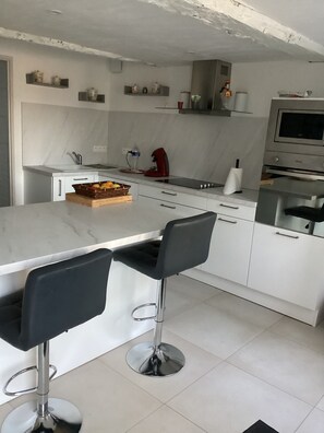 Een koelkast, een microgolfoven, een oven, een kookplaat
