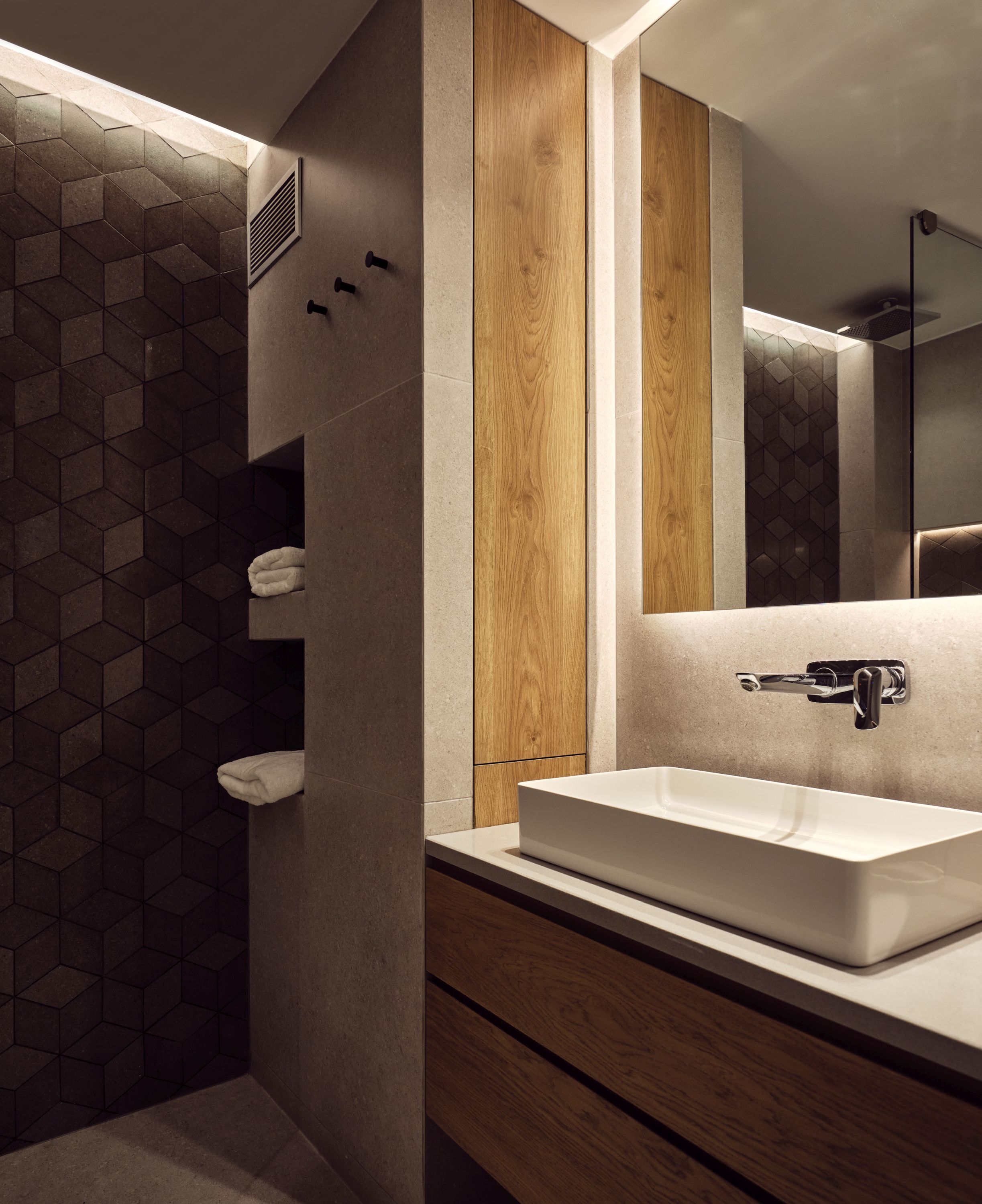 Deluxe-Apartment | Badezimmer | Haartrockner, Bademäntel, Handtücher, Toilettenpapier