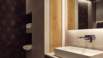 Deluxe-Apartment | Badezimmer | Haartrockner, Bademäntel, Handtücher, Toilettenpapier