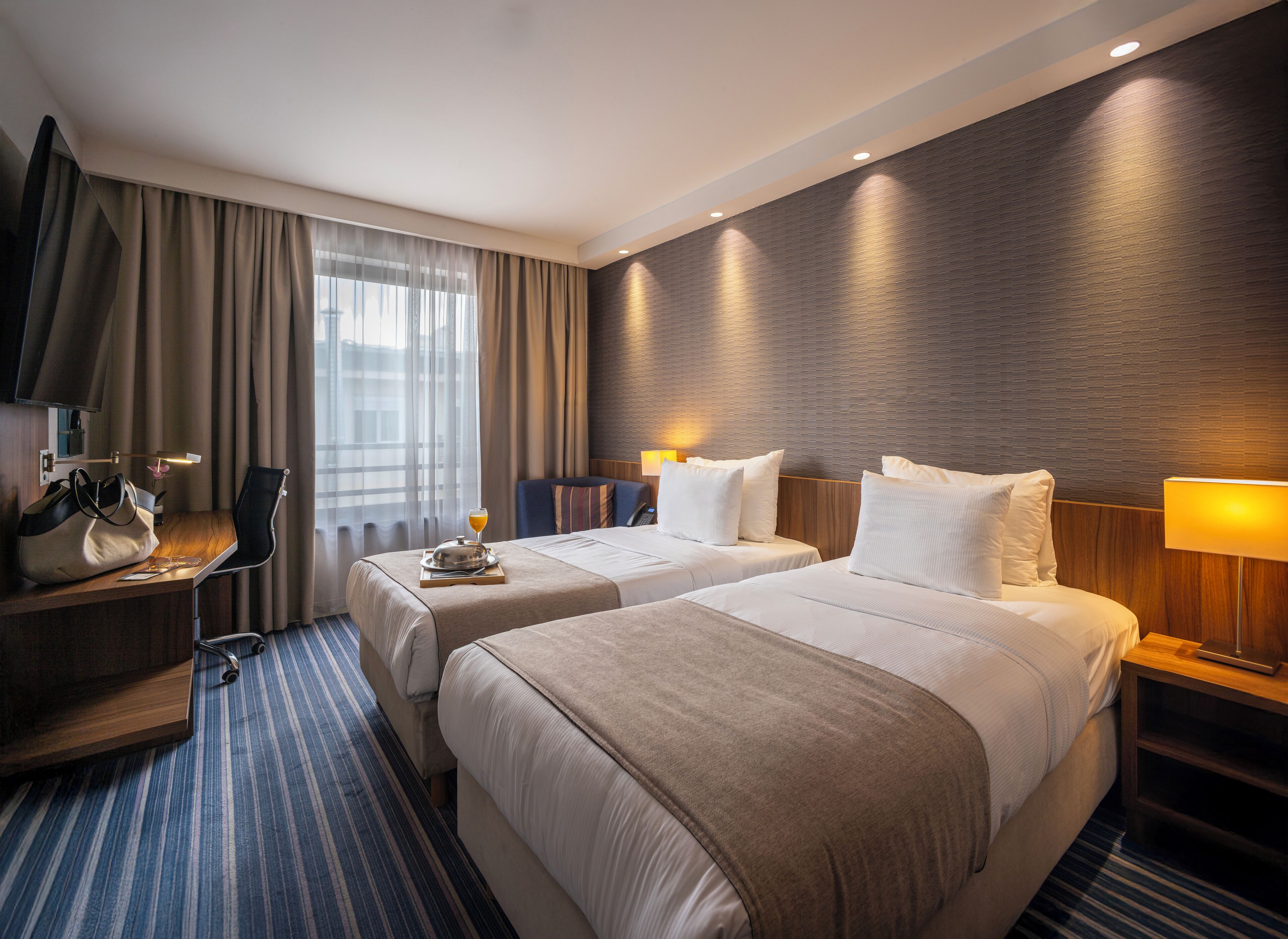 标准双床房 | 迷你吧、客房内保险箱、办公桌、笔记本电脑工作区