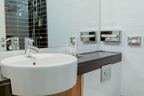 Ducha, artículos de higiene personal gratuitos y secador de pelo