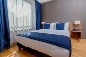 Habitación estándar doble, 1 cama de matrimonio | Minibar, caja fuerte, escritorio y espacio para trabajar con un portátil