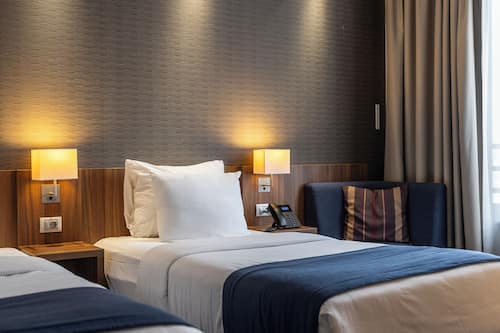 Minibar, coffres-forts dans les chambres, bureau