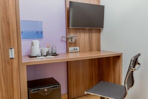 Minibar, caja fuerte, escritorio y espacio para trabajar con un portátil
