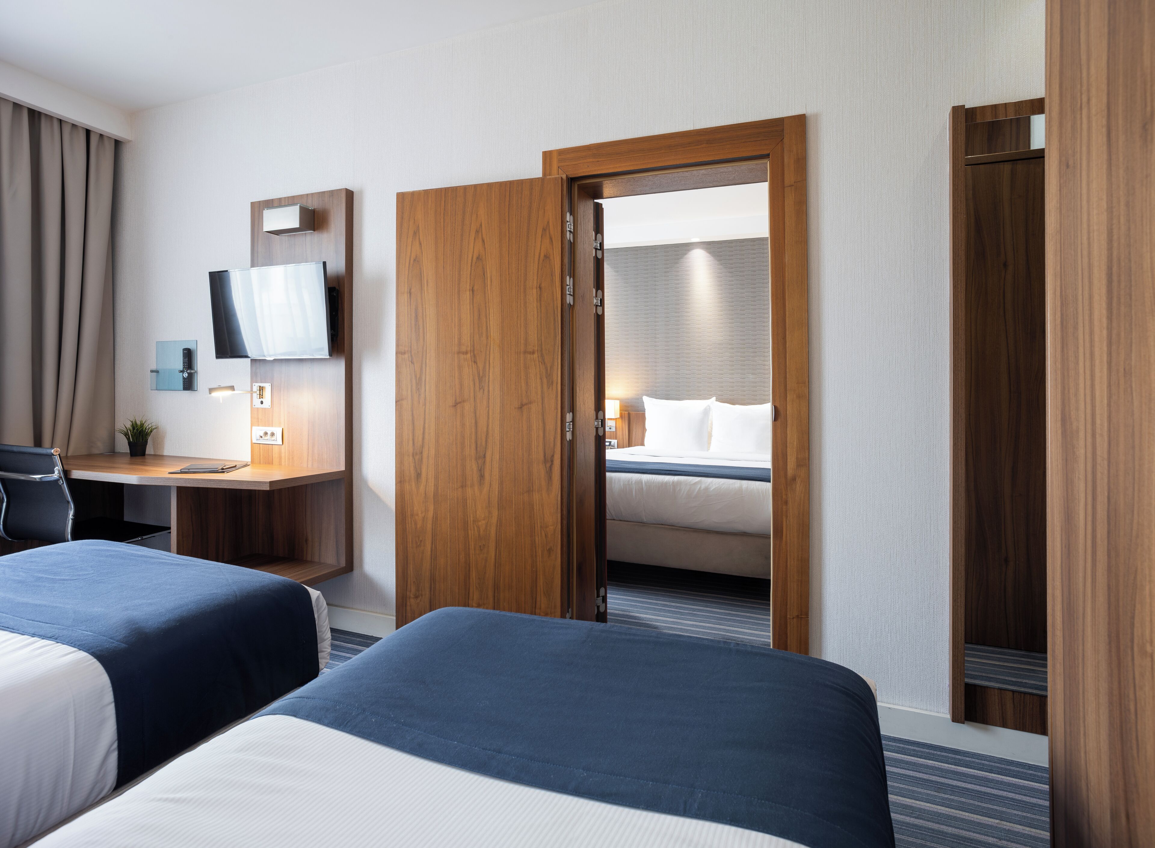 家庭四人房 | 迷你吧、客房内保险箱、办公桌、笔记本电脑工作区