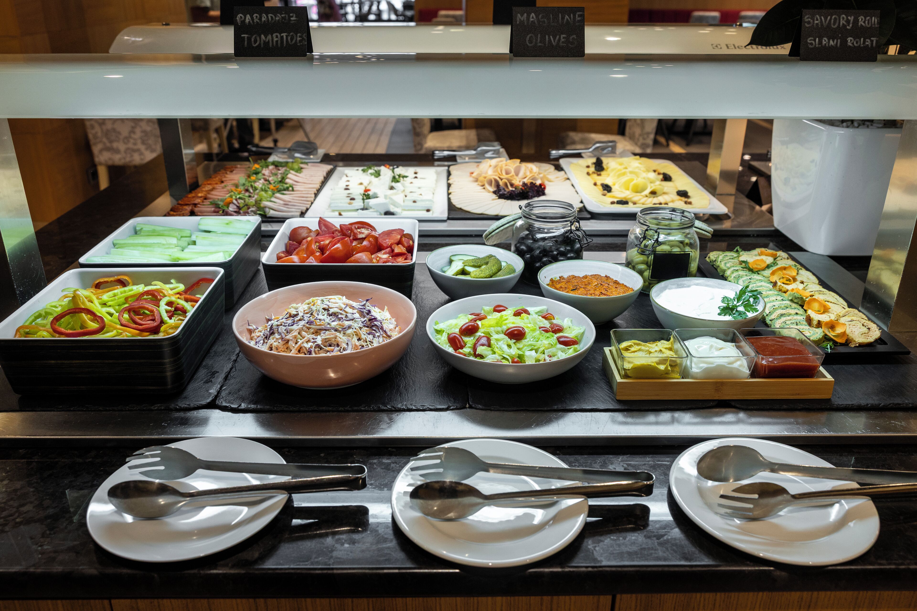 Un bufé con diversos alimentos y salsas.