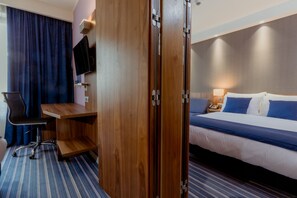 Habitación cuádruple familiar | Caja fuerte, escritorio, espacio para trabajar con un portátil