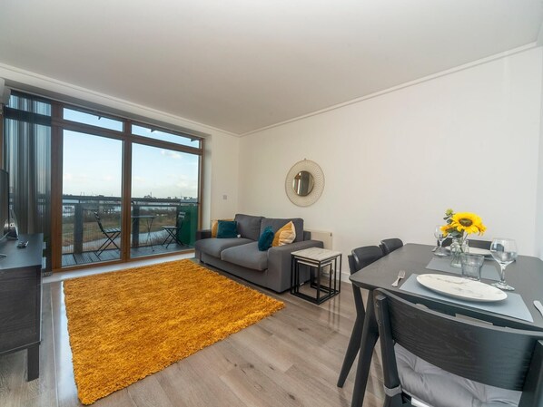 Living area - Riverside Stunning Flat In London Close To The O2 (London)