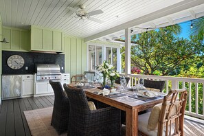 Outdoor dining - Hale Milo: Charming Garden Cottage in Sunny Poipu! (Koloa)