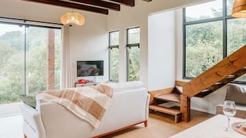 Nhà trăng mật, sân hiên, quang cảnh eo biển | Khu phòng khách | Smart TV, Netflix, các kênh phim phải trả tiền, dịch vụ stream