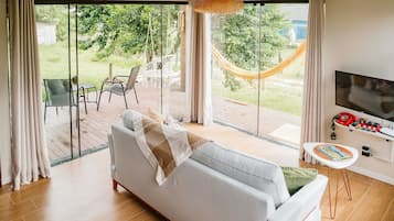 Casa de luna de miel, patio, vistas a la laguna | Zona de estar | Una Smart TV, Netflix, películas de pago, servicios de streaming