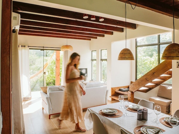 Honeymoon House, Patio, Lagoon View | Living area | 33-inch Smart TV with digital channels, Netflix, pay movies - Casa Elua - Ibiraquera - SC (Imbituba)