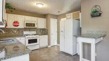 Rumah (4 Bedrooms) | Dapur pribadi | Microwave, oven, kompor, dan mesin pencuci piring