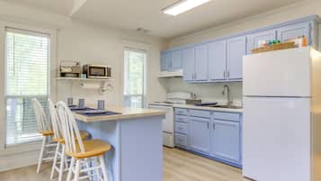 Rumah (1 Bedroom) | Dapur pribadi | Oven, kompor, peralatan masak/sendok-piring, dan tisu